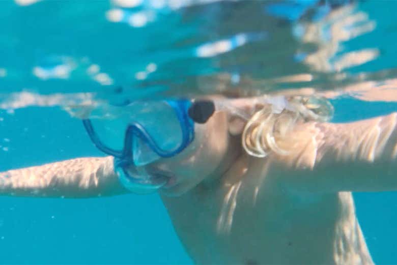 Niño buscando peces bajo el agua