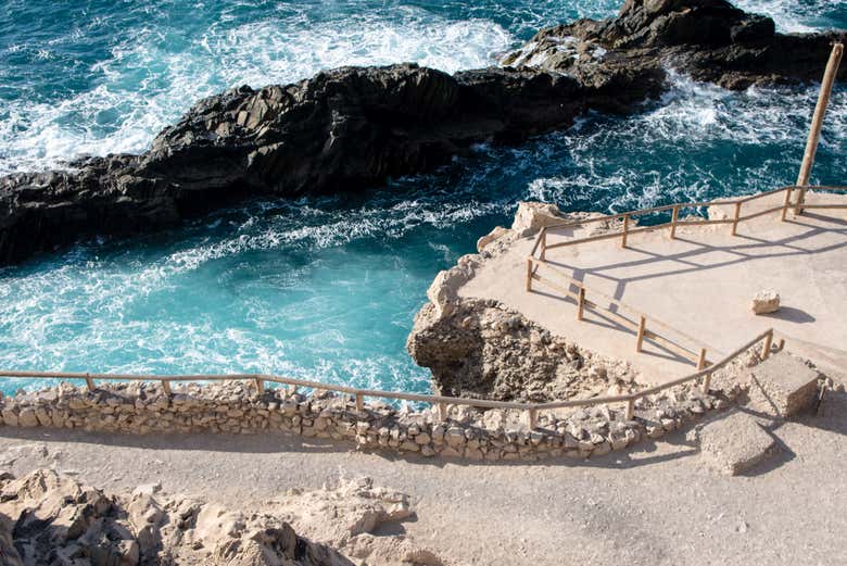 Pasarela junto a las cuevas de Ajuy