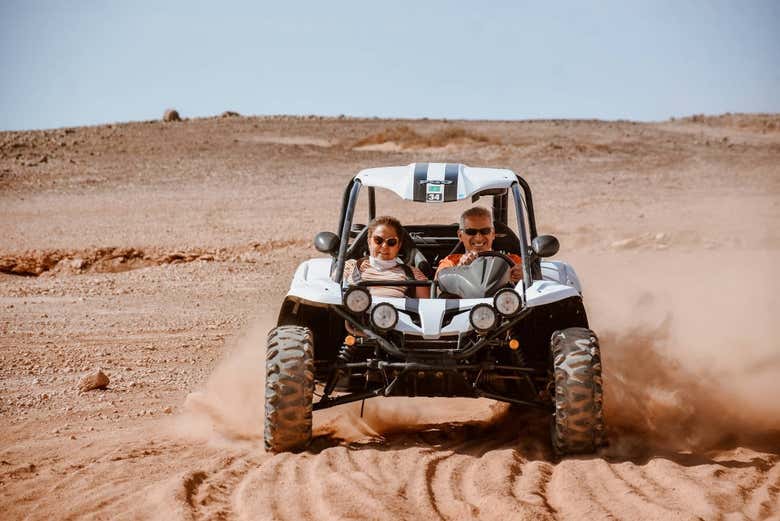 Una pareja participando en el tour en buggy por Fuerteventura