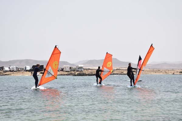 Aprendendo a se equilibrar na prancha de windsurf