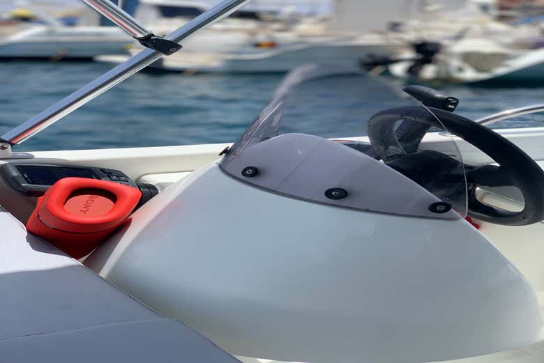 Navegar este barco es casi como un coche 