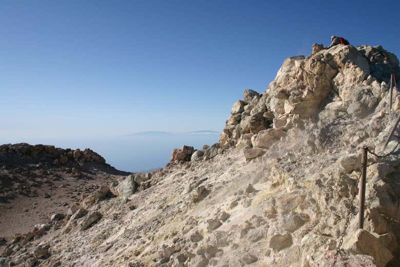 Pedra com enxofre no caminho à cratera