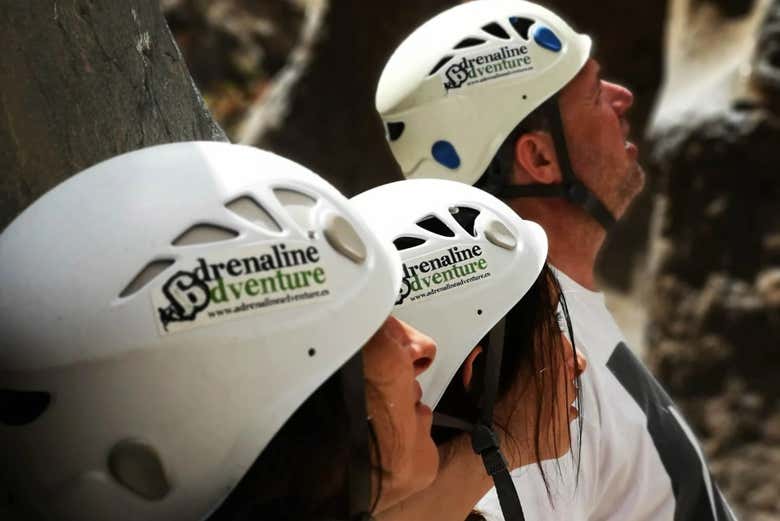 Con indosso i caschi di sicurezza