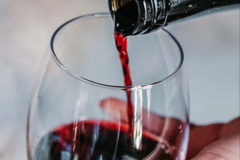 Versando il vino