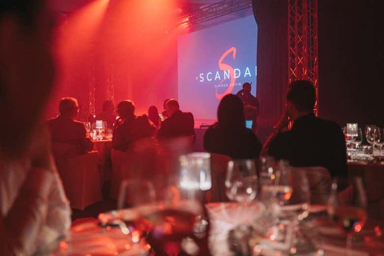 Les tables et la scène du Scandal Dinner Show