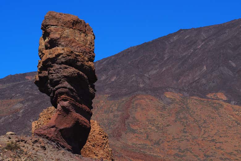Contemplando las formaciones rocosas del Teide