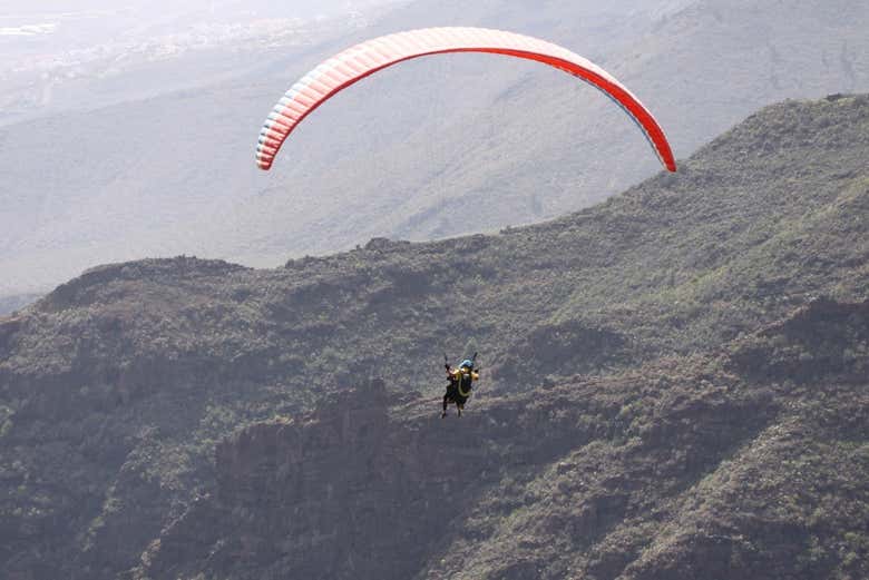 Sobrevolando las montañas del sur de Tenerife