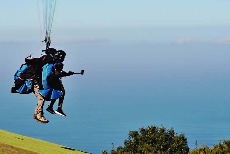 Disfrutando del vuelo en parapente