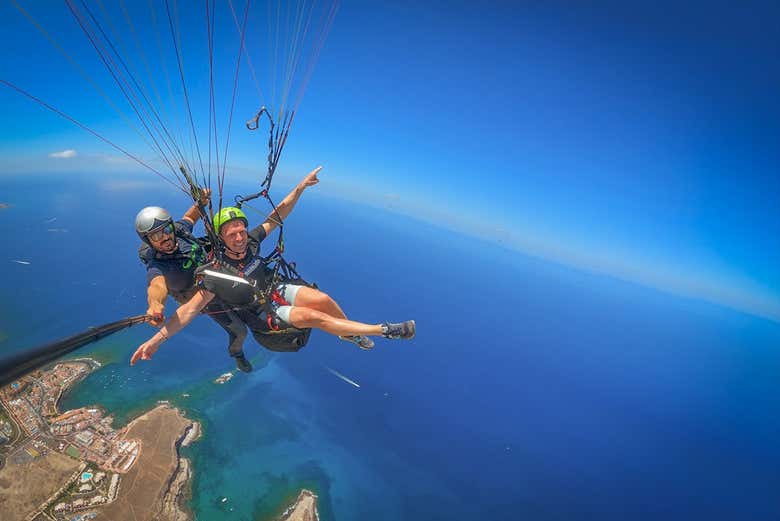 Un tandem en parapente au dessus de la côte