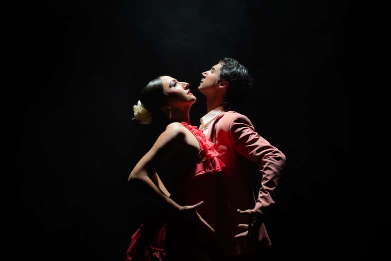 Pareja de baile sobre el escenario