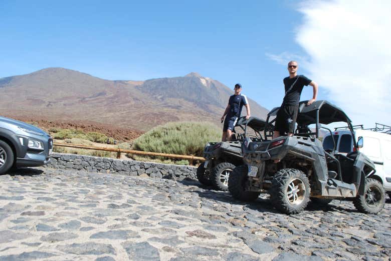 Dois rapazes subidos em buggies