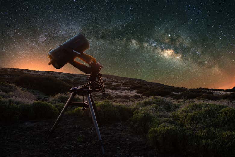 Un téléscope dans les gorges du Teide à la tombée de la nuit