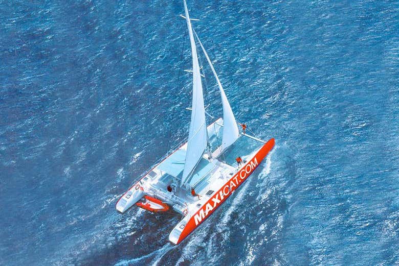 Vista aérea del catamarán en el sur de Tenerife