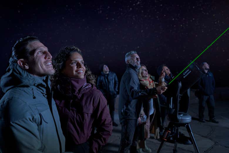 Groupe à la base du téléscope observant le ciel