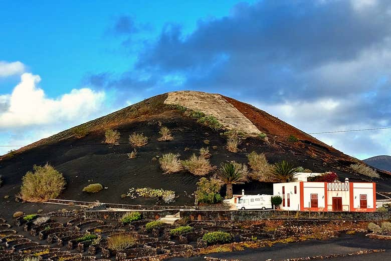 Vous passerez par le domaine viticole La Geria