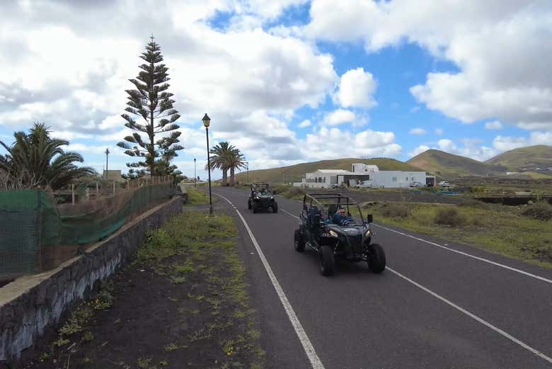 Conduciendo por las carreteras de Lanzarote en buggy