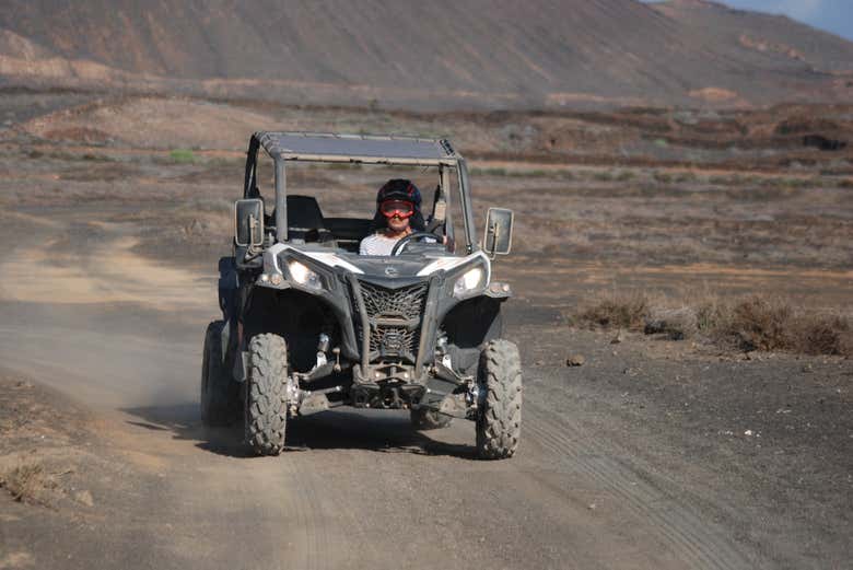 Recorriendo los terrenos volcánicos a bordo del buggy