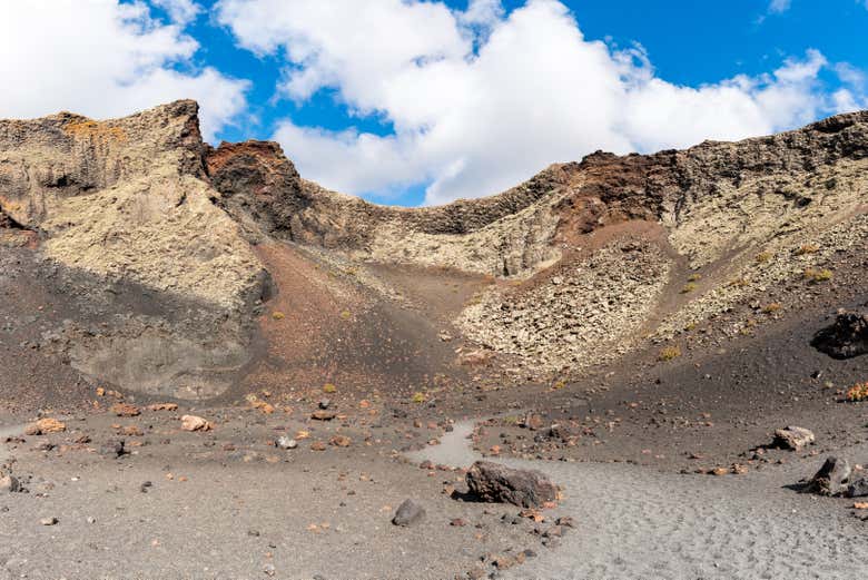 Admirando el cráter del volcán El Cuervo