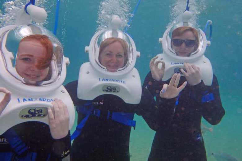Diversión en familia practicando el sea trek