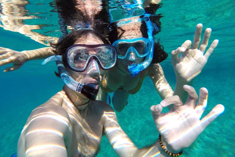 Practicando snorkel en aguas lanzaroteñas