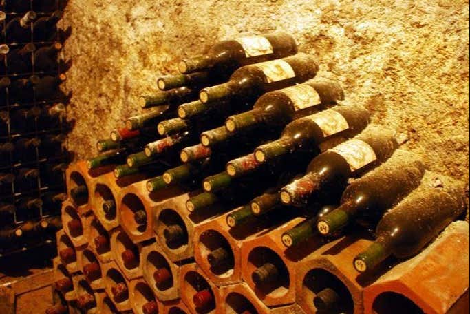 Antigas garrafas de vinho com denominação de origem