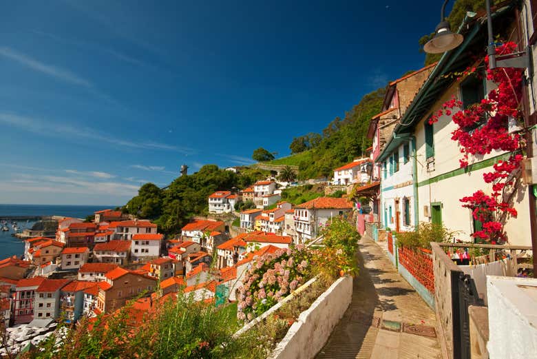 Vue panoramique de Cudillero par temps clair