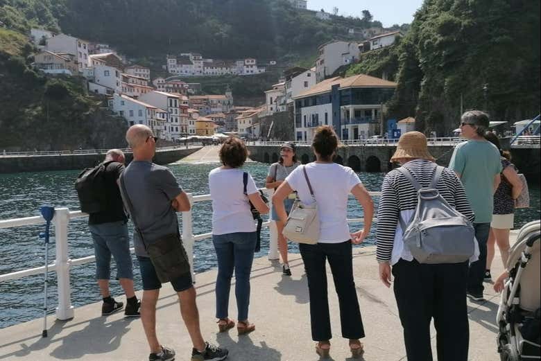 Visiteurs écoutant le guide local