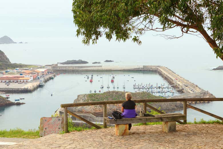 Une personne profitant de la vue sur le port