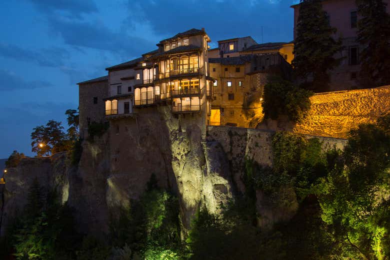 Casas colgantes iluminadas