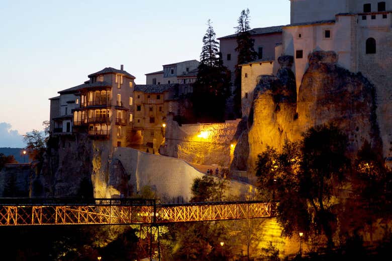 Las Casas Colgadas por la noche