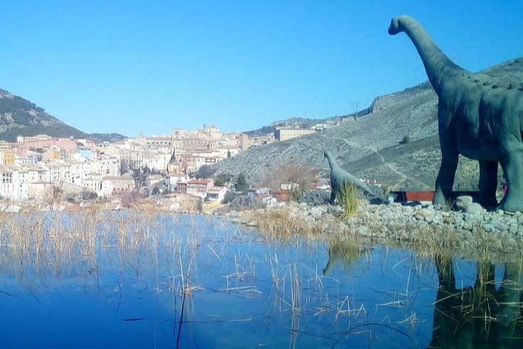 Figura de dinosaurio frente a Cuenca