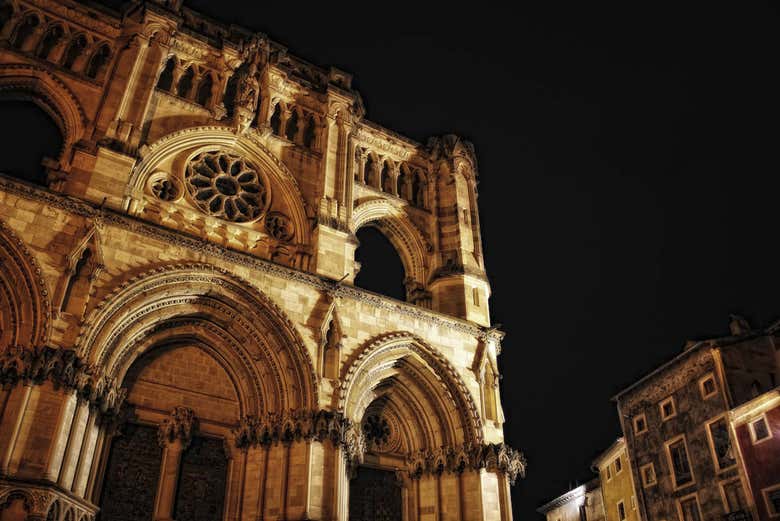 Fachada de la catedral de Cuenca por la noche