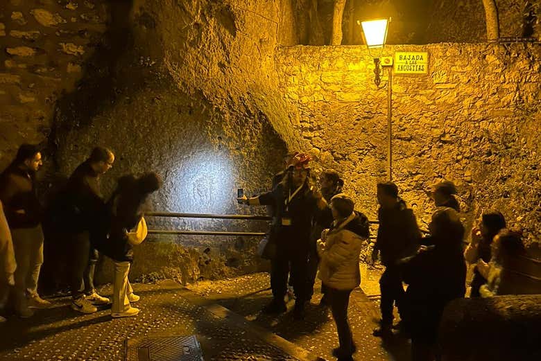 Contemplando una enigmática figura en um muro
