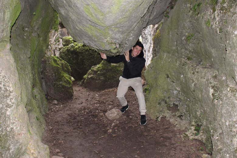 Sosteniendo una roca de los Callejones de Majadas