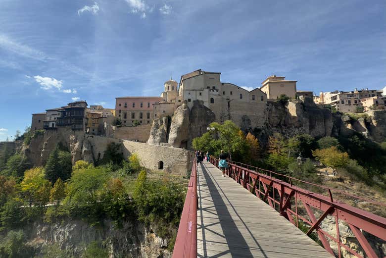 Puente de San Pablo, con las Casas Colgadas al fondo