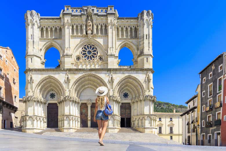 Admirando la catedral de Cuenca