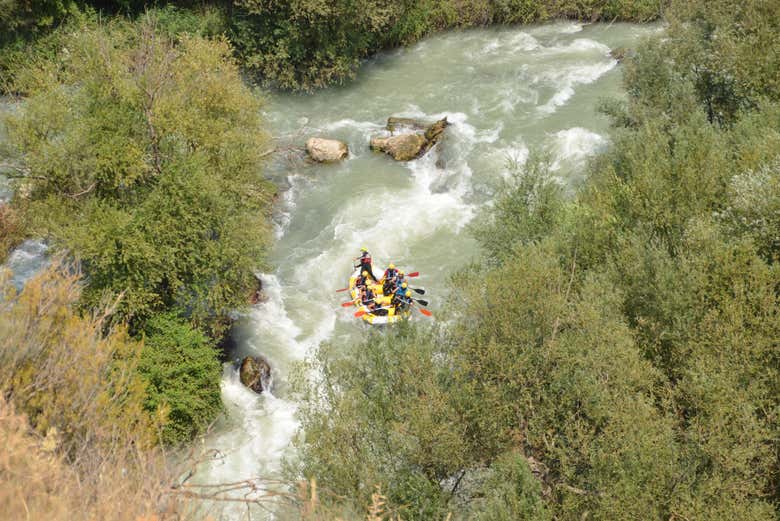 Atravesando el curso fluvial del río Genil