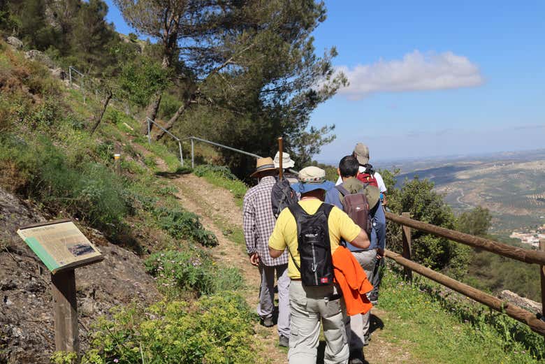 Disfrutando de la ruta de senderismo por Cuevas de San Marcos