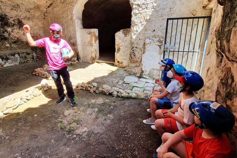 Antes de entrar en la ermita de Santa Marta