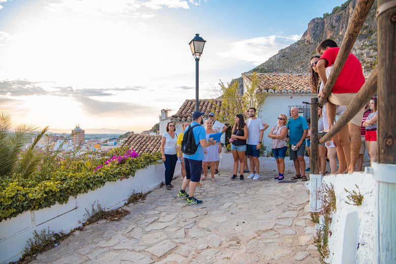 Atendiendo a las explicaciones del guía en el tour por Cullera