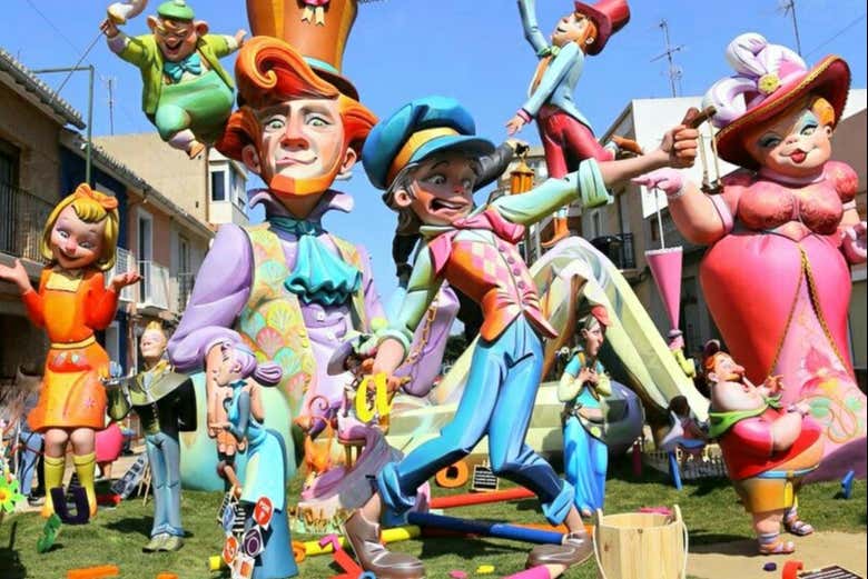 Ninots de un monumento fallero de Cullera