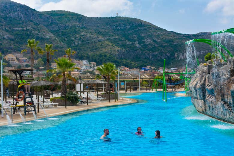 Panorámica de las piscinas en Aquopolis Cullera