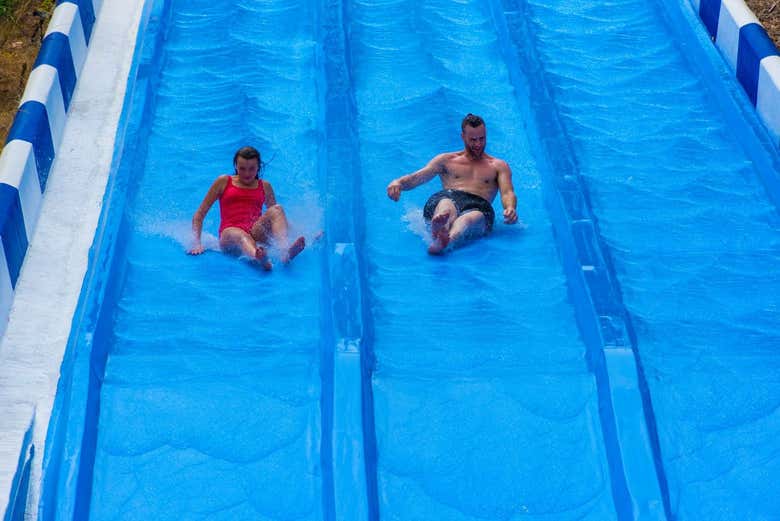 Tirándose en tobogán en Aquopolis Cullera