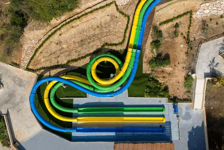 Vista de dron de los toboganes en Aquopolis Cullera