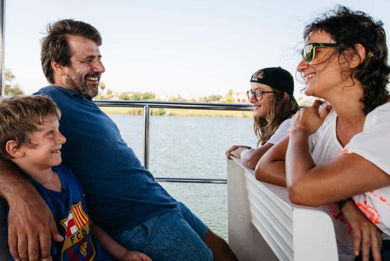 Una familia disfrutando del paseo en barco por el Delta del Ebro