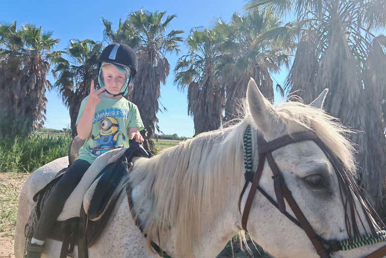Un niño divirtiéndose durante la ruta