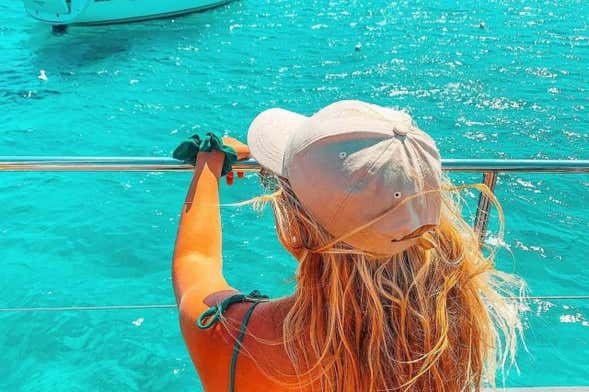 Excursión a Cala Blanca en catamarán
