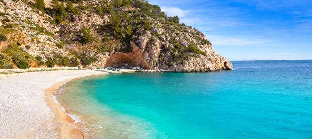 Excursión a cala Granadella en catamarán con comida