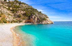 Excursión a cala Granadella en catamarán con comida