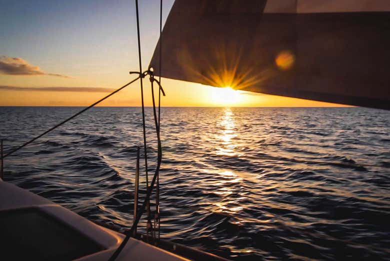Surcando el Mediterráneo al atardecer